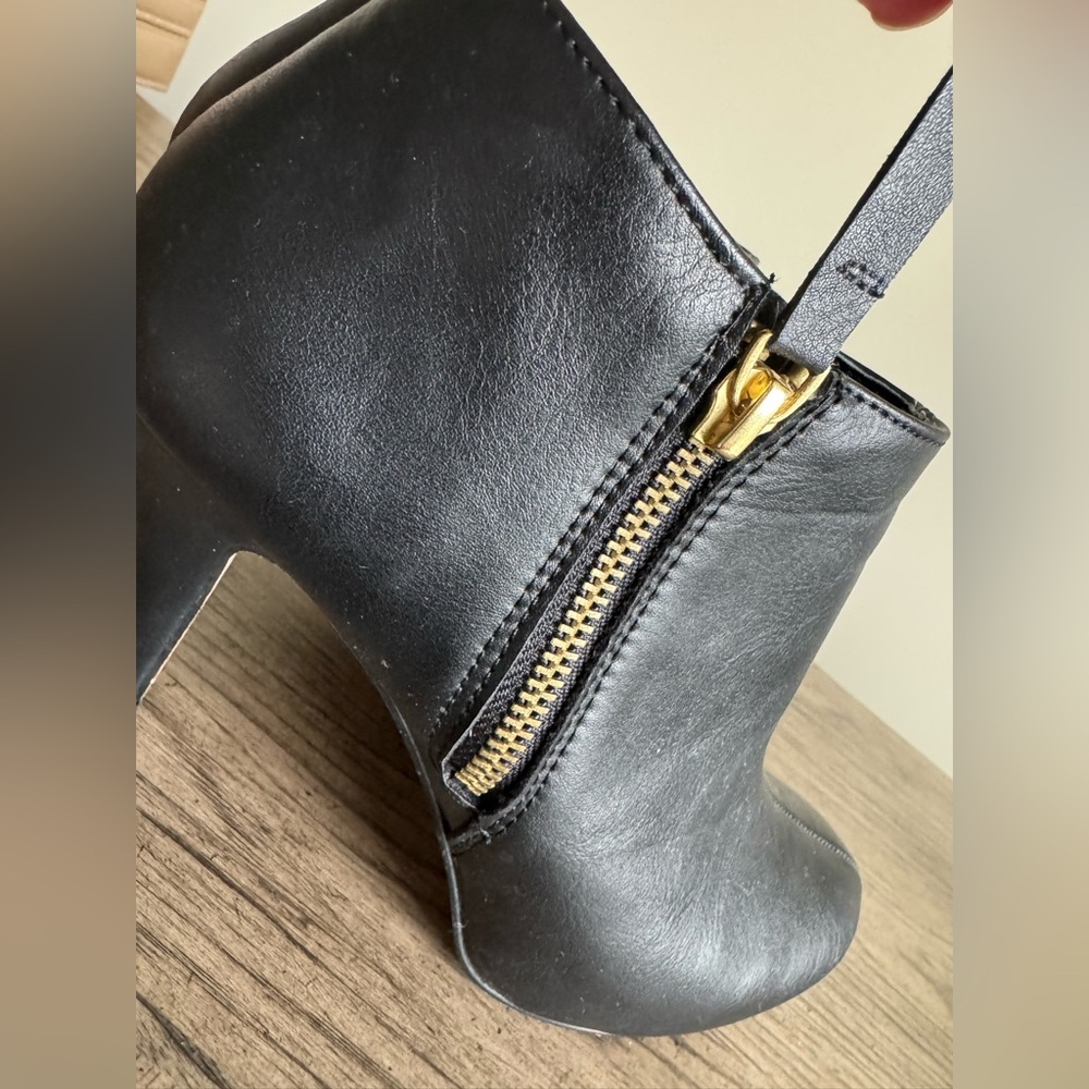 Madden Girl Black Ankle Boots EUC Booties Heeled Boots Ginger Faux Leather 7 - Picture 8 of 13